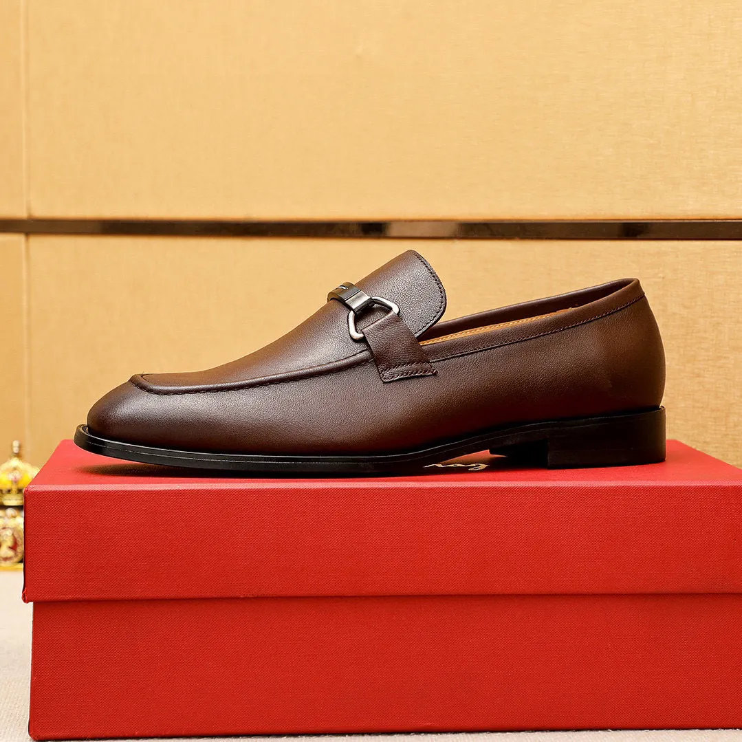 Men's shoes💰460💰 Product trademark: Ferragamo "Ferragamo" casual leather shoes Regular size: 38-44 (45🉑️customized) Product materials: Selected imported first-layer calfskin upper + luxury hardware buckle, imported water-dyed cow leather lining. Strong three-dimensional visual effect, original outsole Color: 3⃣️colors available